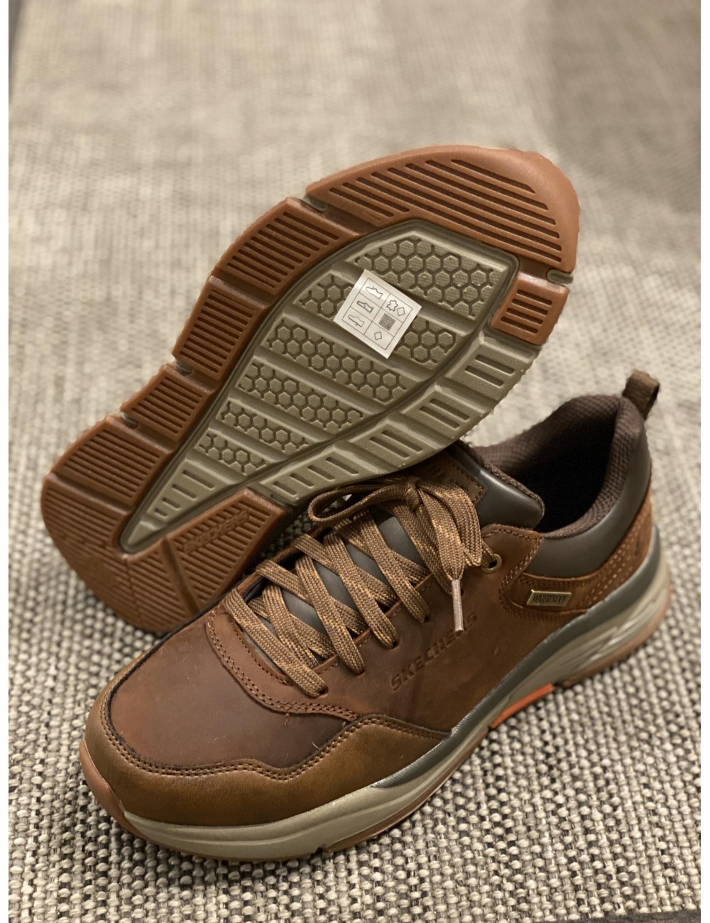 Zapato Zapato Skechers Relaxed Fit Benago en color marrón com membrana impermeable.
