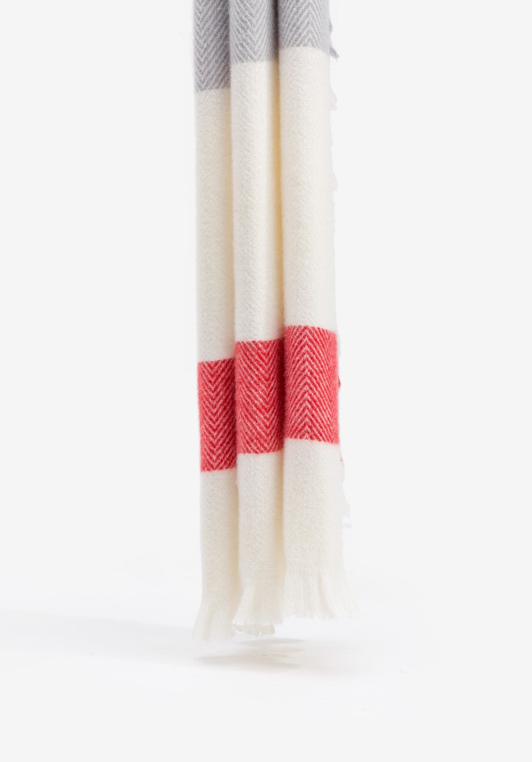 Bufanda rectangular tricolor con raya roja y acabado en flecos. Modelo 71006347 de Vilanova.