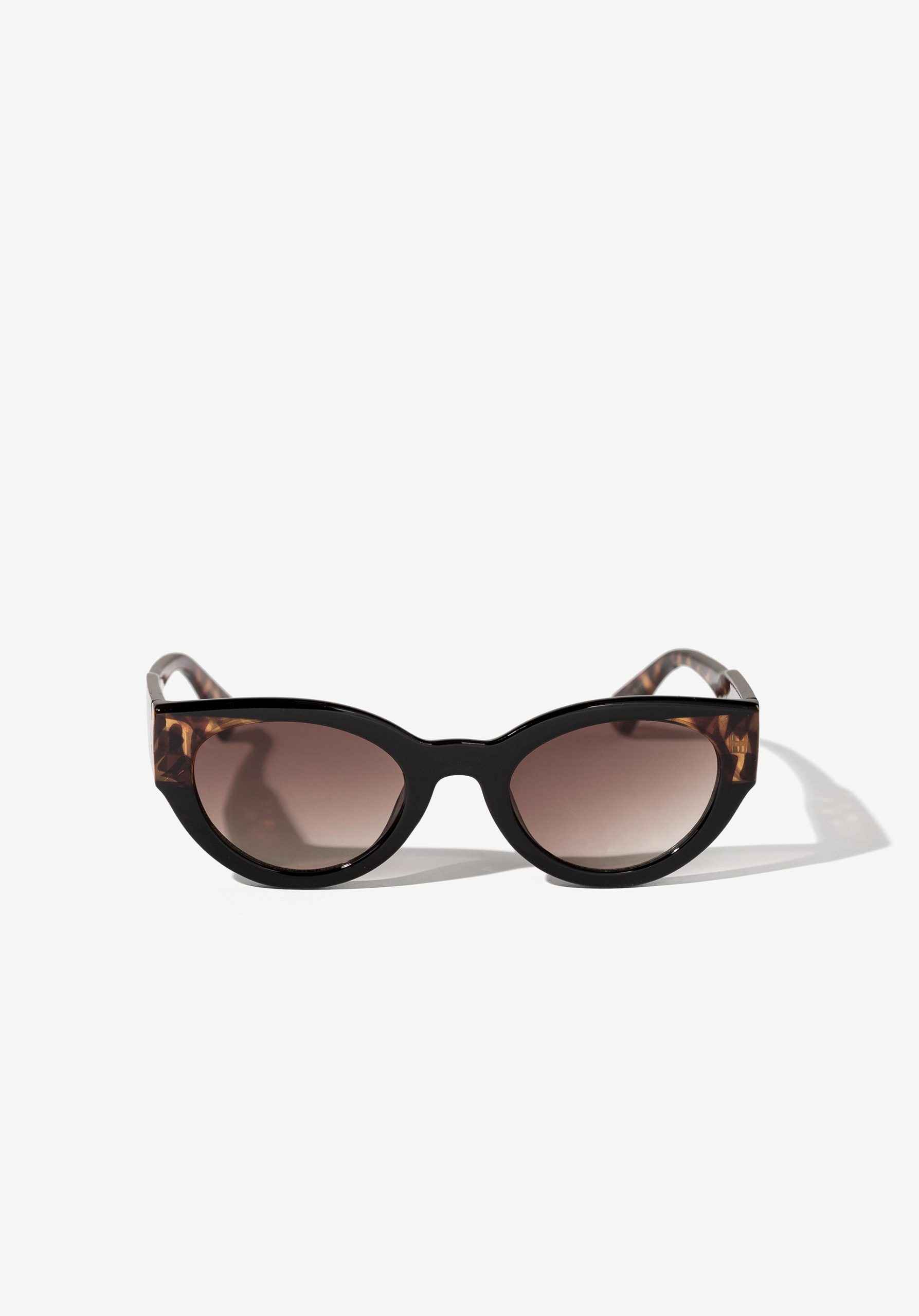 Gafas de sol ovaladas con pasta efecto carey modelo 71004422 de Vilanova.