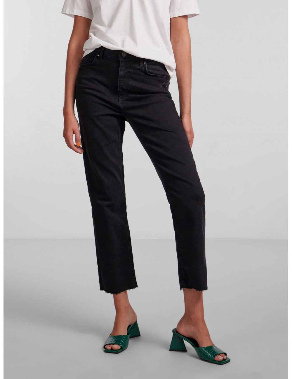 Jeans negro modelo Delly de la marca Pieces.