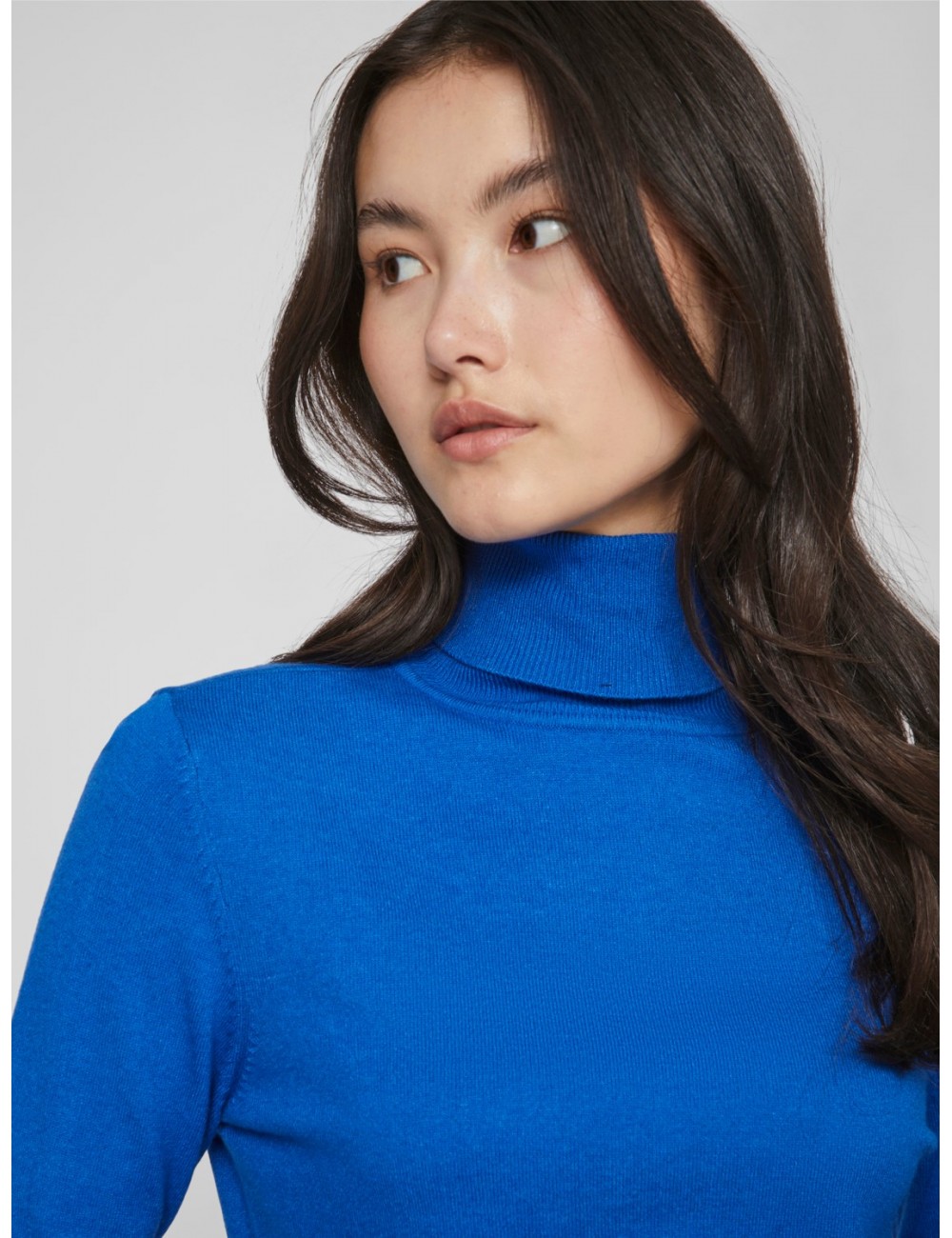 Jersey Comfy en color azul, básico de punto fino y de cuello alto. Marca Vila.