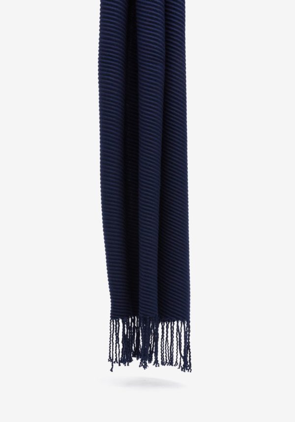 Pasmina plisada con tacto suave y flecos azul marino modelo 71002727 de Vilanova.