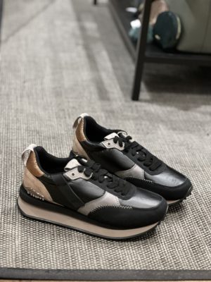 Sneaker modelo Galdsaxe de Gioseppo en color negro.