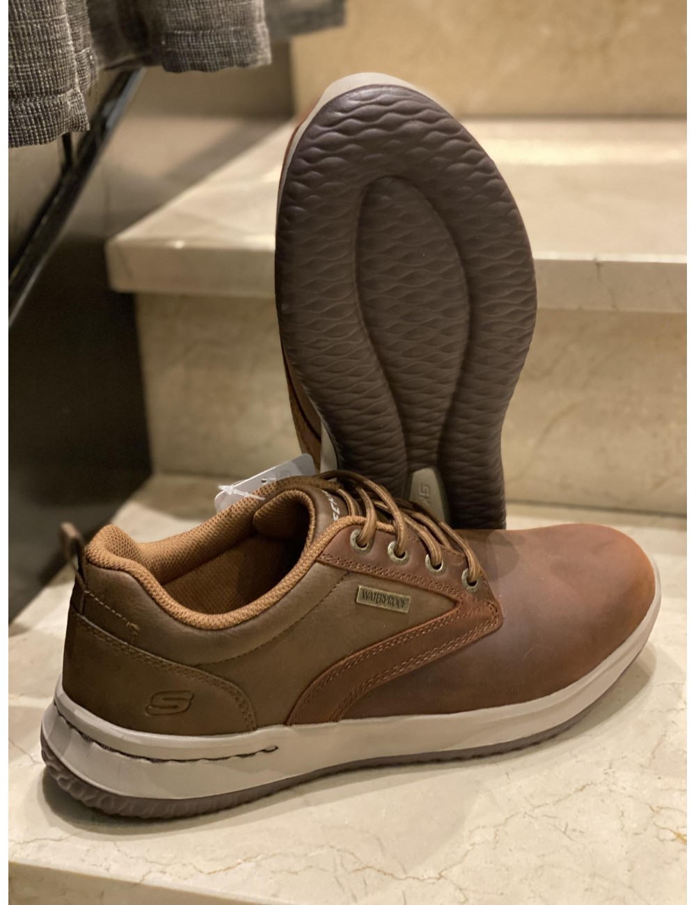 Zapato Zapato Skechers Delson - Antigo Blucher Sport Waterproof en color marrón com membrana impermeable.
