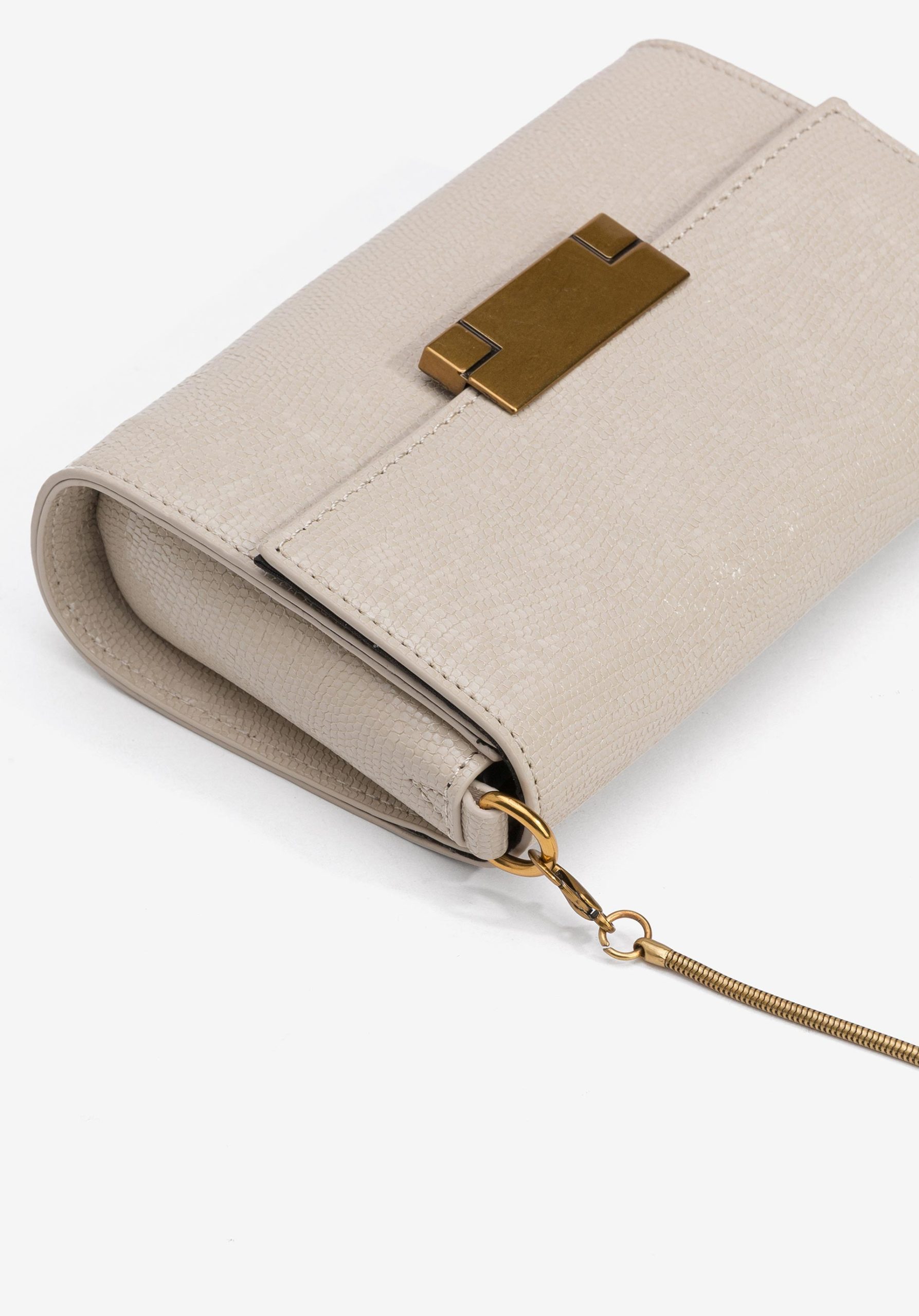 Bolso pequeño bandolera con cadena en color beige, modelo 71006756 de Vilanova.