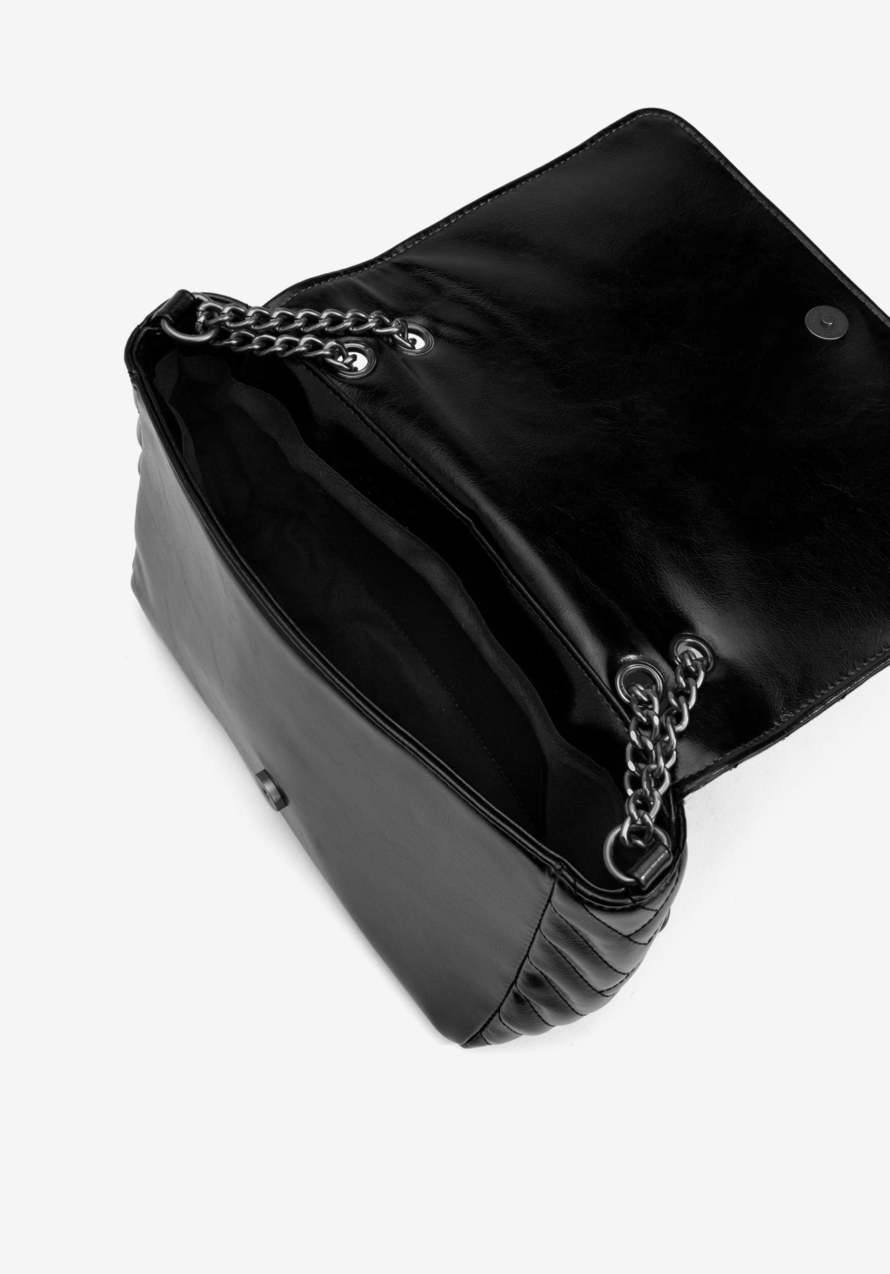 Bolso bandolera abullonado de charol en color negro. Modelo 71006725 de Vilanova.