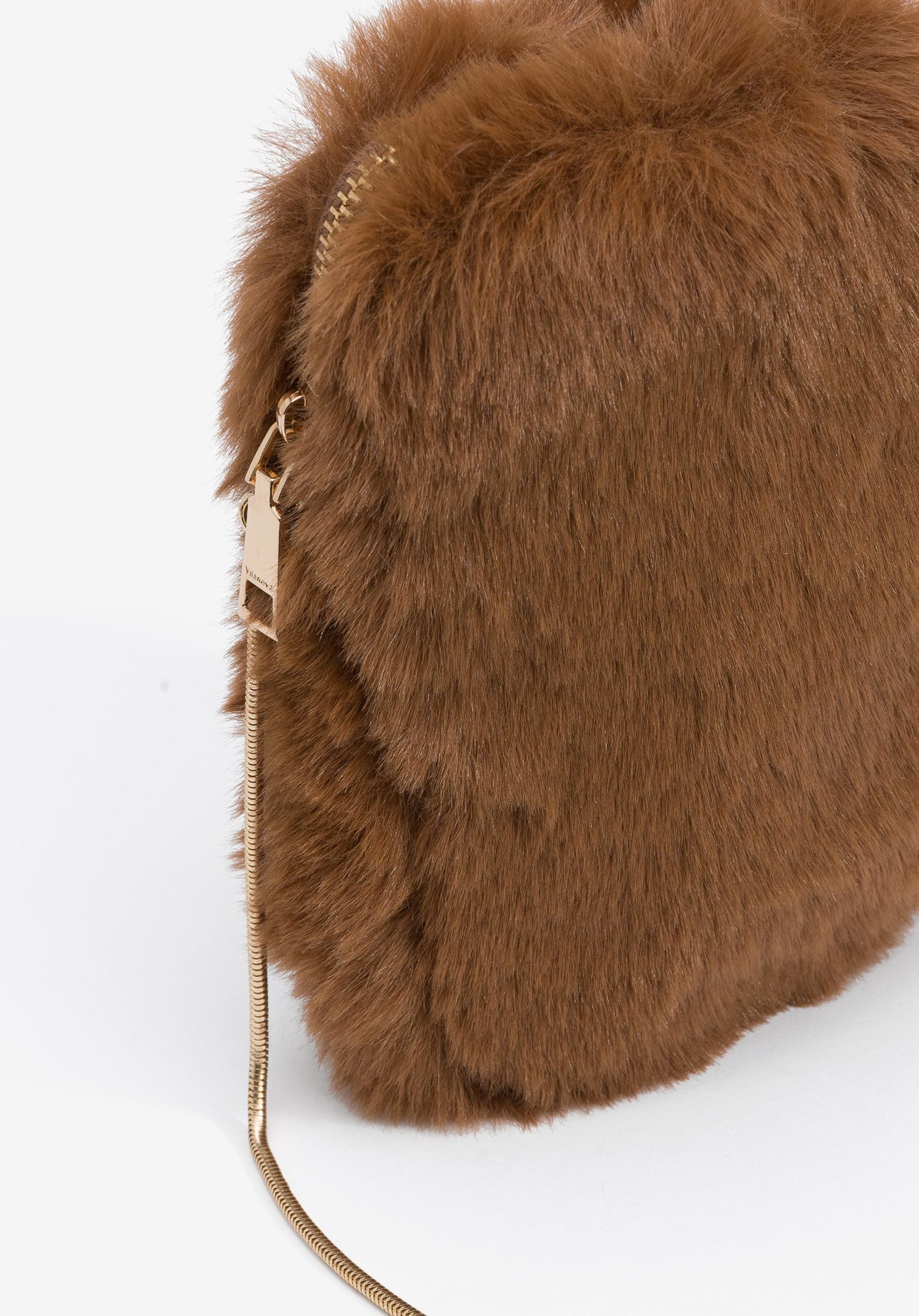 Bolso para móvil de pelo en color marrón con correa de cadena y cierre de cremallera superior. Modelo 71006721 de Vilanova.