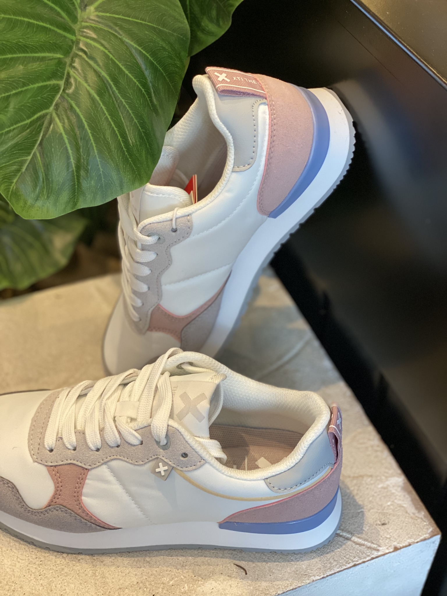 Sneaker modelo 142247 Combinado en Nylon color blanco, rosa y azul.