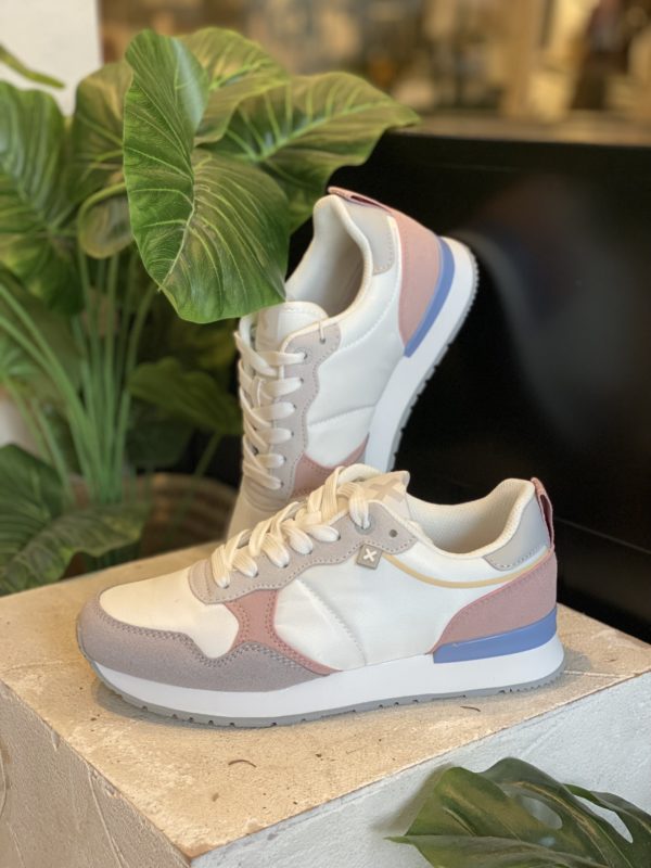 Sneaker modelo 142247 Combinado en Nylon color blanco, rosa y azul.