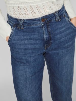 Jeans modelo Alice de Vila con corte tipo pantalón chino con los bolsillos laterales y pata recta en la parte baja.