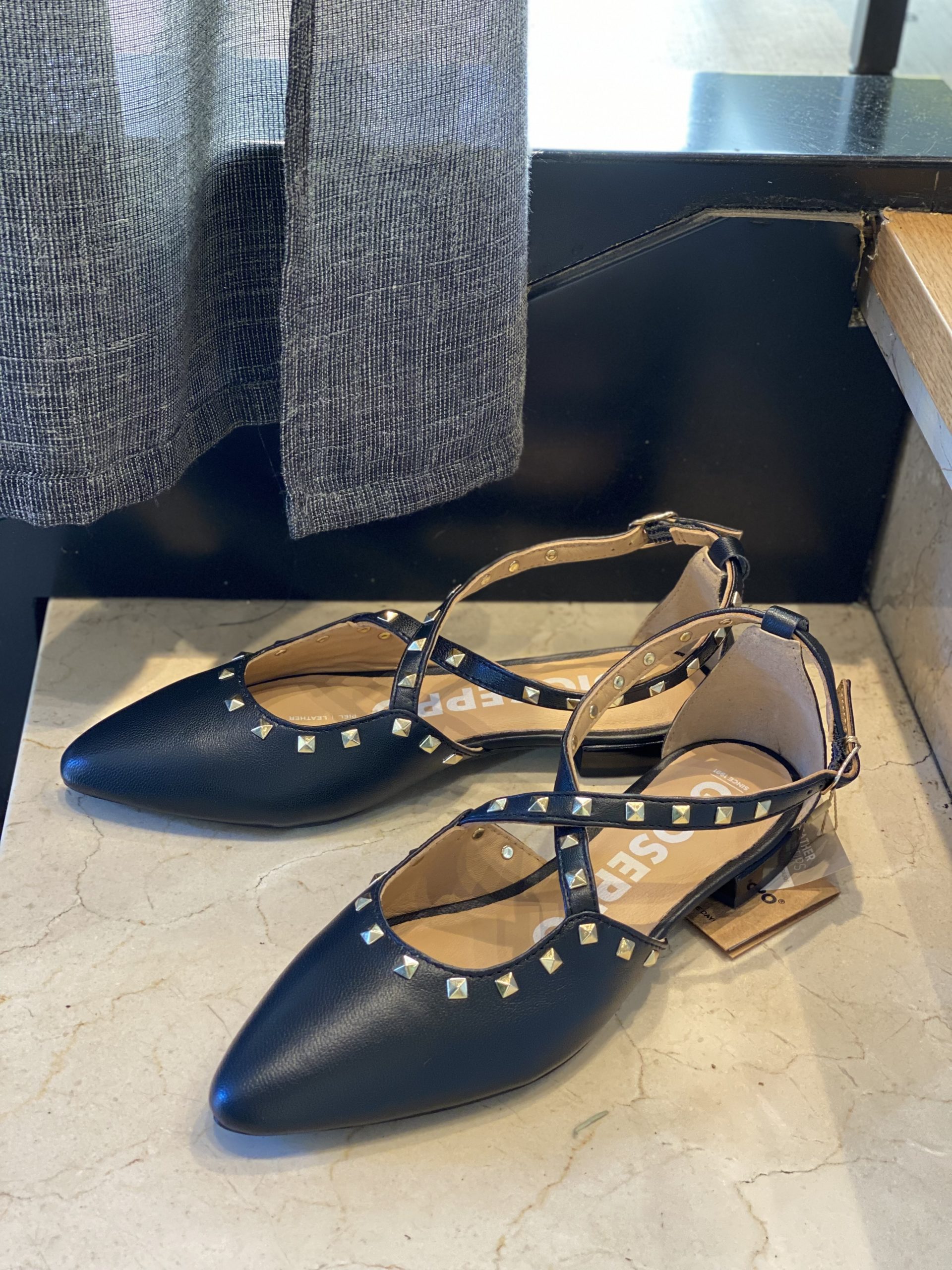 Zapato modelo Garcon de Gioseppo en piel metalizada color negro con tachuelas.