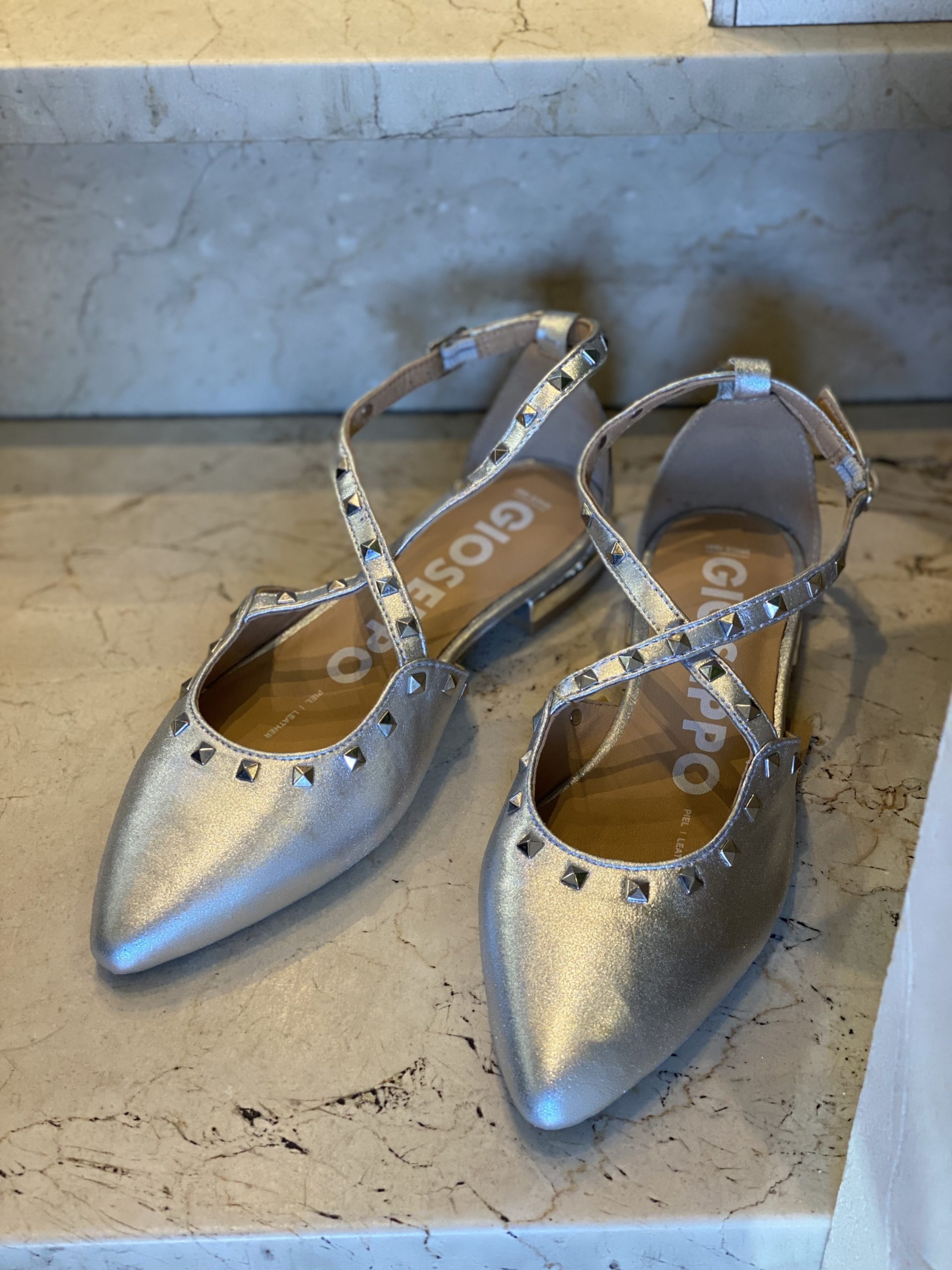 Zapato modelo Garcon de Gioseppo en piel metalizada color plata con tachuelas.
