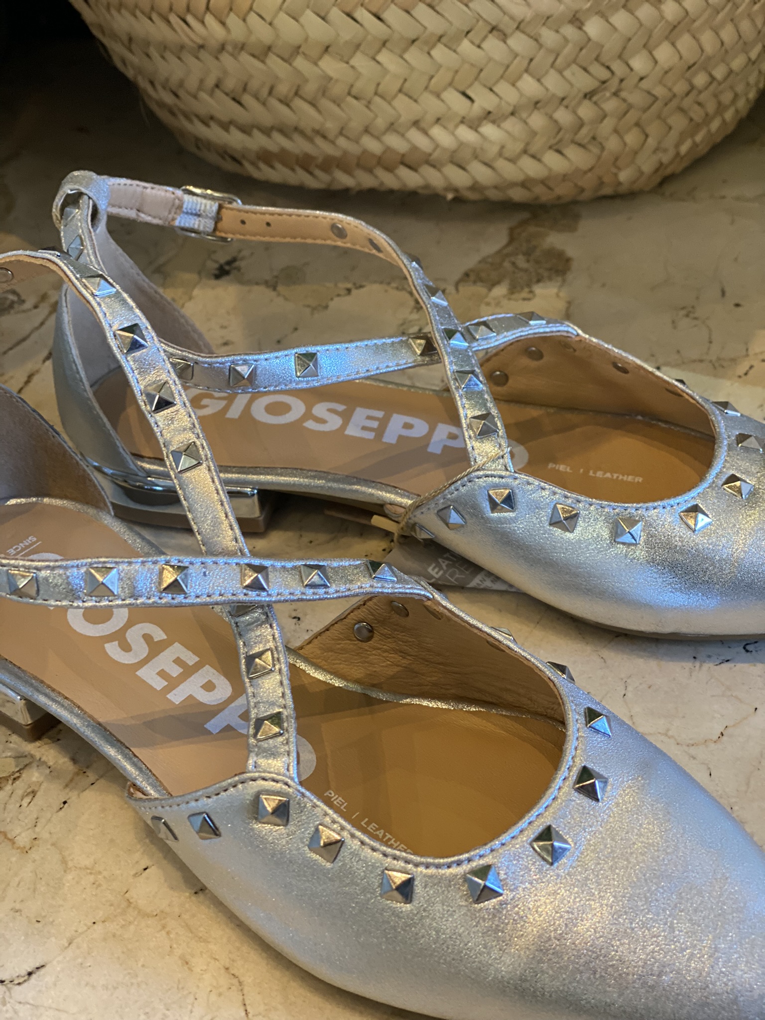 Zapato modelo Garcon de Gioseppo en piel metalizada color plata con tachuelas.