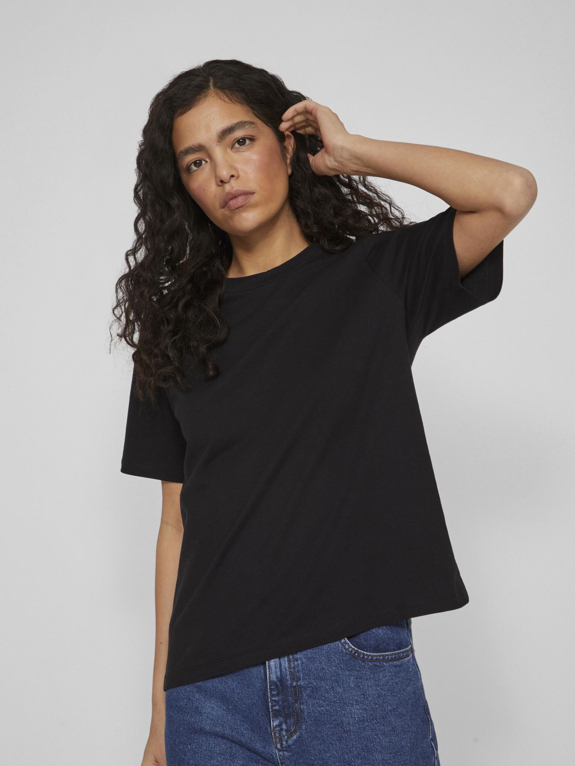 Camiseta básica de algodón modelo Darlene en color negro con cuello redondo y manga corta. Corte cuadrado. Modelo 14089280 de Vila.