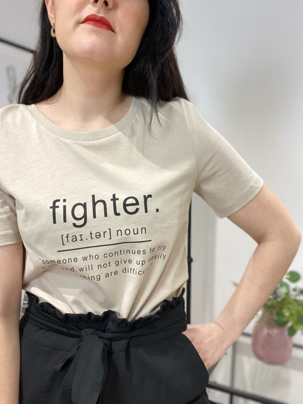 Camiseta manga corta básica modelo sybilla en color blanco con mensaje Figther. Modelo 14092082 de Vila.
