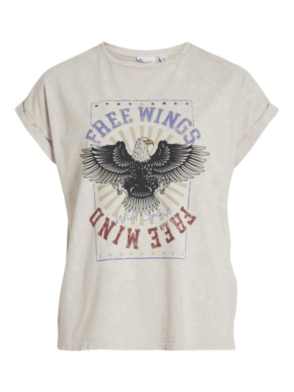 Camiseta Colby en color beige con dibujo de águila y mensaje en malva y burdeos. Manga ranglan con vuelta. Modelo 14097800 de Vila.
