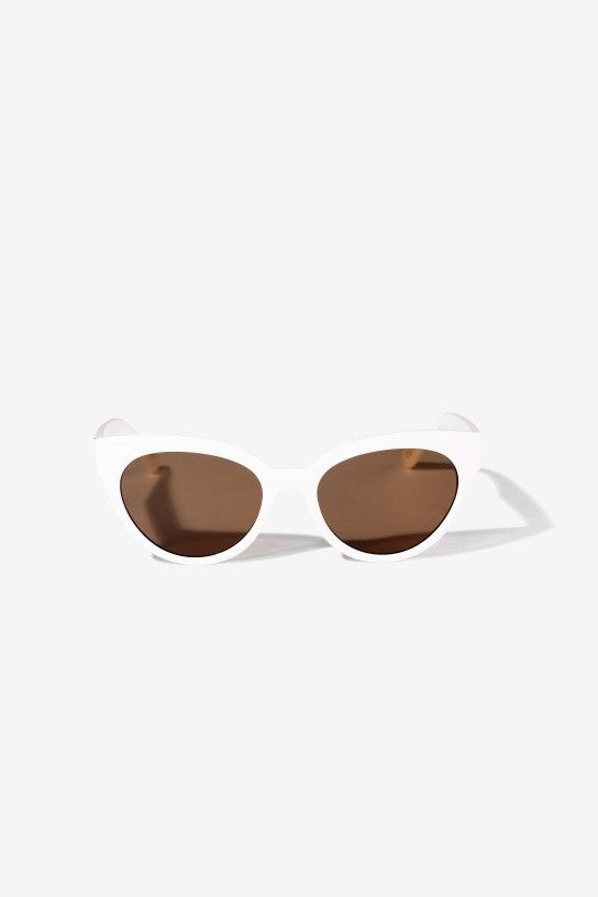 gafas de sol de pasta blanca con forma de ojo de gato. Modelo 71007516 de vilanova.