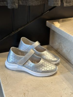 Sneaker zapato Eoligeros modelo Isa en color plata.