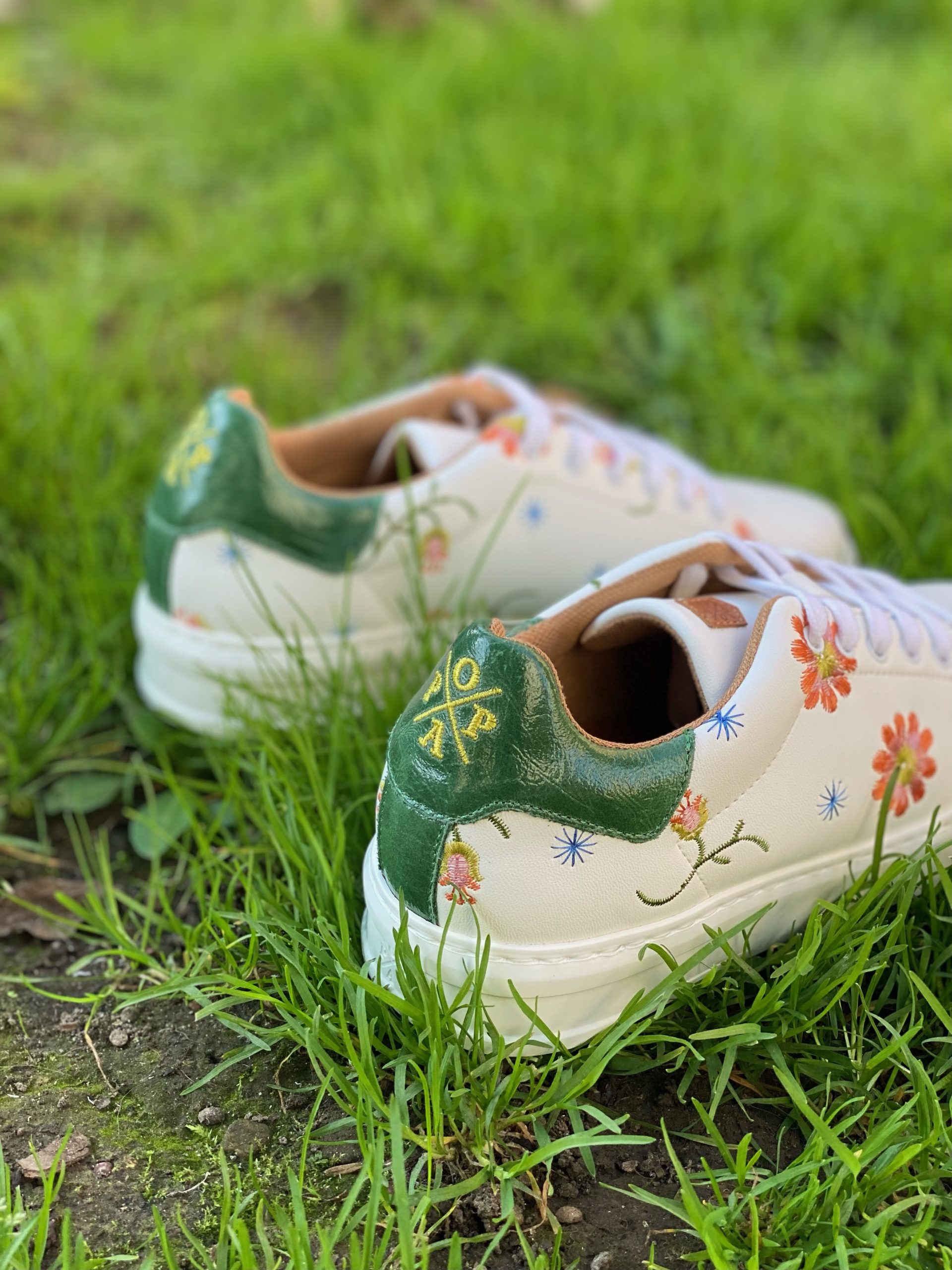 Sneaker Vicort de Popa blanco con detalle de bordado de flores y talonera verde.