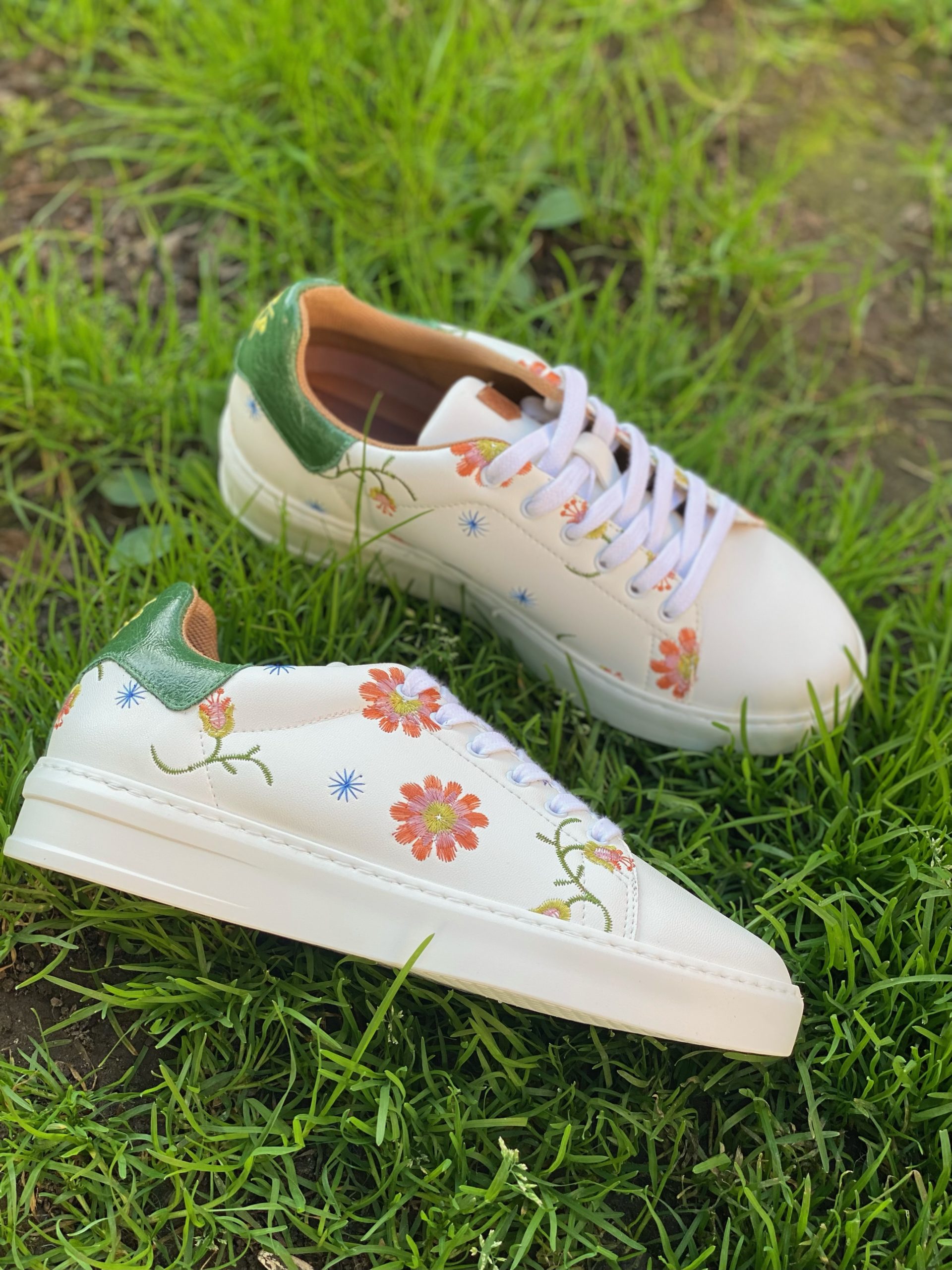 Sneaker Vicort de Popa blanco con detalle de bordado de flores y talonera verde.