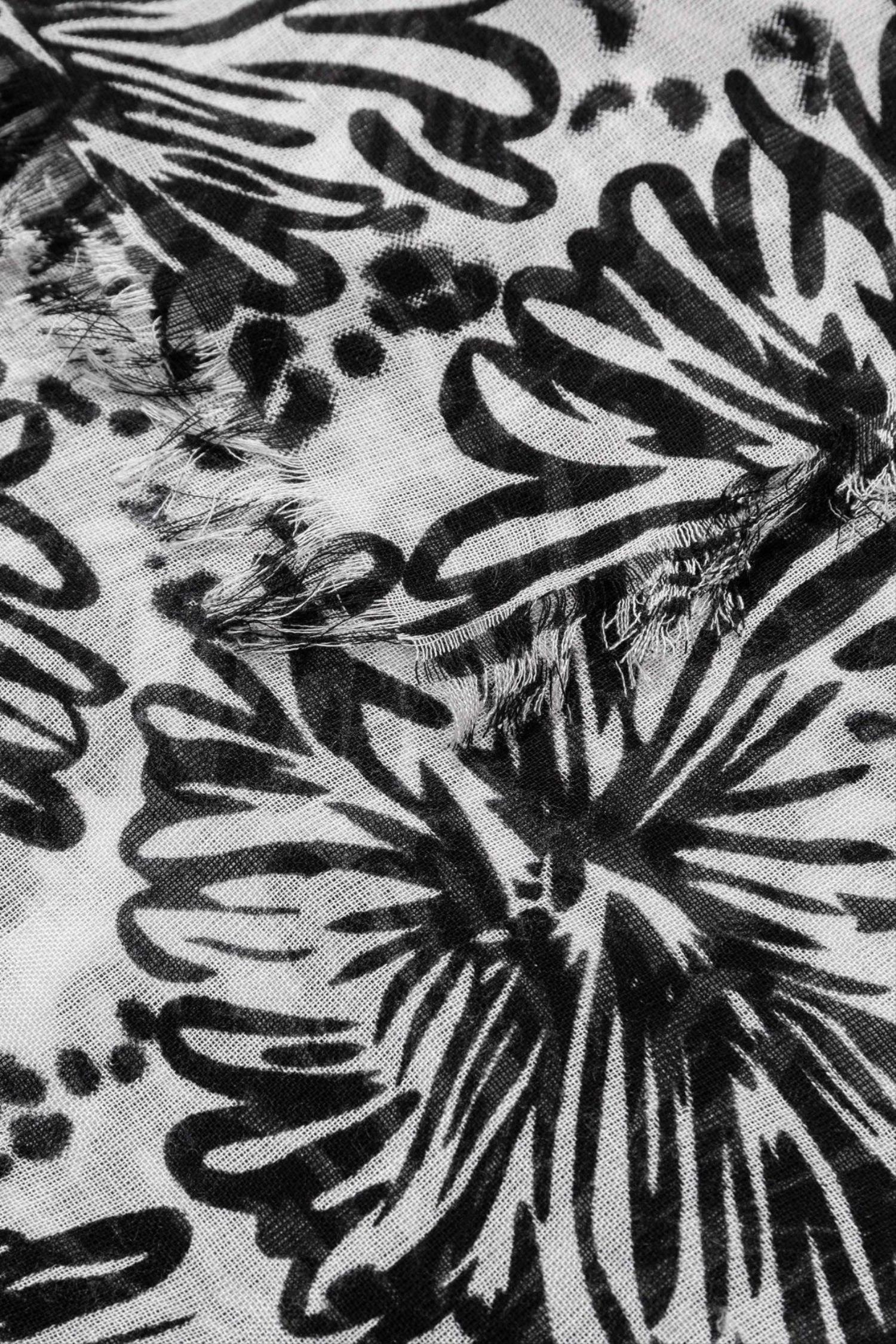Pañuelo de flores en blanco y negro de la marca Vilanova con referencia 71004937_000.