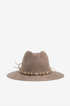 Sombrero en color marrón con detalle conchas de la marca Vilanova con referencia 71007817_150.