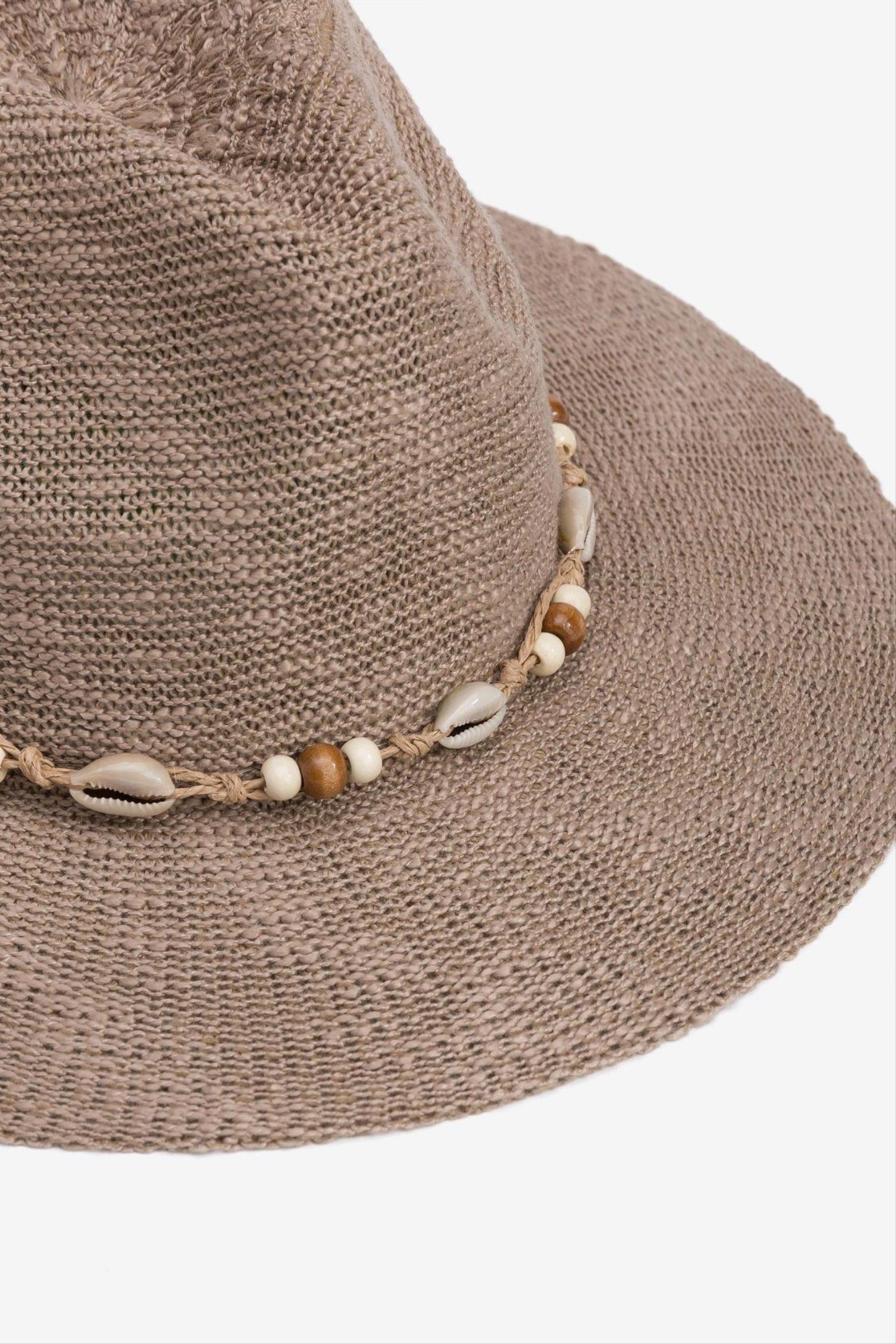 Sombrero en color marrón con detalle conchas de la marca Vilanova con referencia 71007817_150.