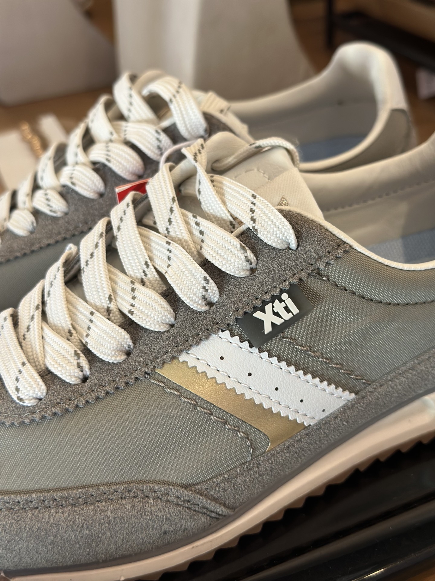 Deportivo de mujer XTI 145090 Gris