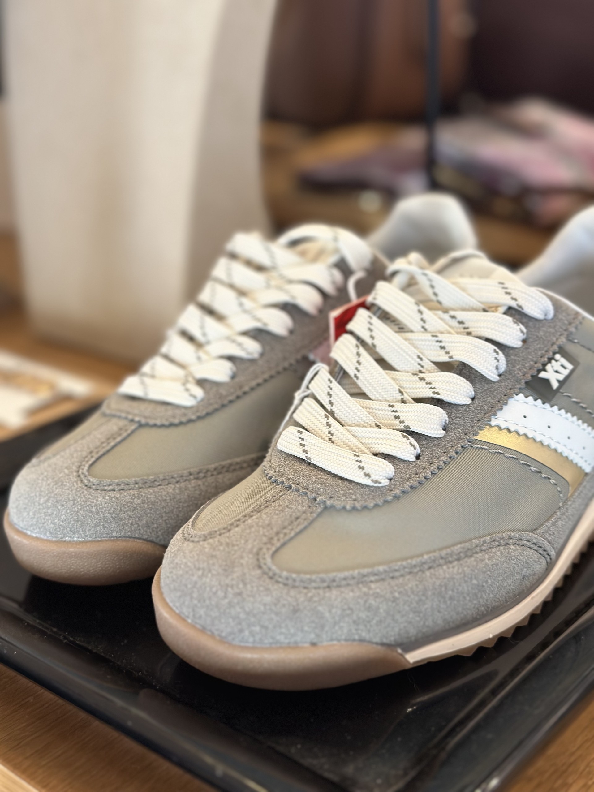 Deportivo de mujer XTI 145090 Gris