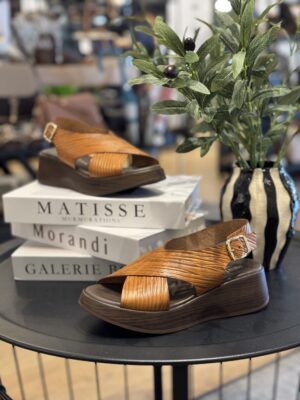 Sandalia Paula Urban Nora en color cuero con tiras cruzadas, cierre de hebilla y plataforma efecto madera
