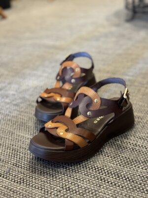 Sandalia plataforma Paula Urban Lena en color chocolate y cuero con cierre de hebilla y suela efecto madera