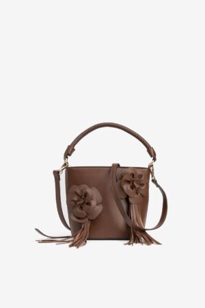 Bolso marrón Vilanova con asa trenzada, bandolera y detalle floral con flecos