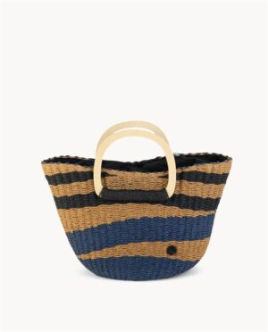 Bolso de mano Kbas de fibra natural en tonos azul, natural y negro con cierre tipo saco y asas redondas efecto madera.