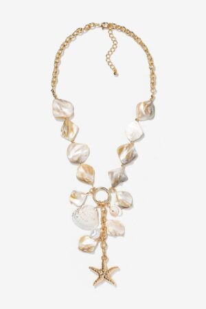 Collar Sea Treasure de Vilanova con conchas naturales y colgante estrella de mar dorada.