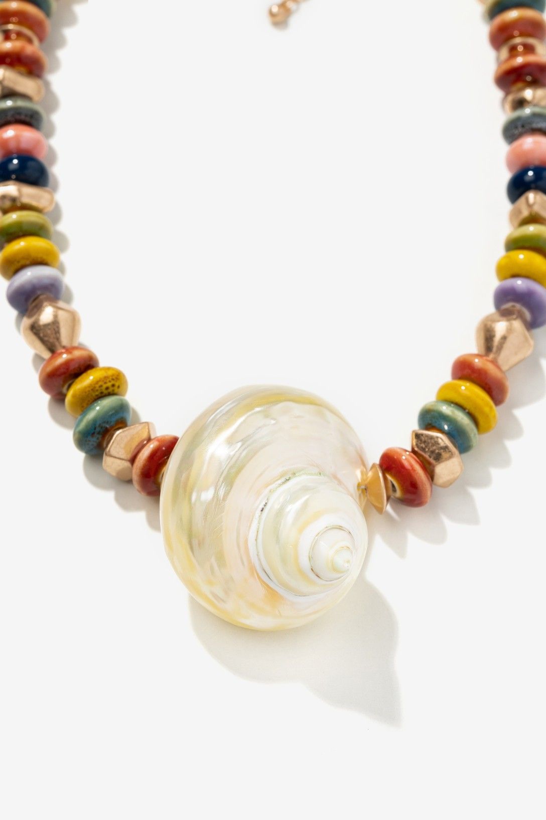 Collar de cuentas multicolor con concha natural decorativa de Vilanova.