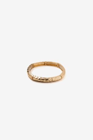 Pulsera rígida dorada Vilanova con acabado martelé y diseño tipo brazalete