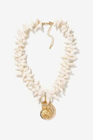 Collar de Vilanova con caracolas naturales blancas y colgante dorado en forma de concha.