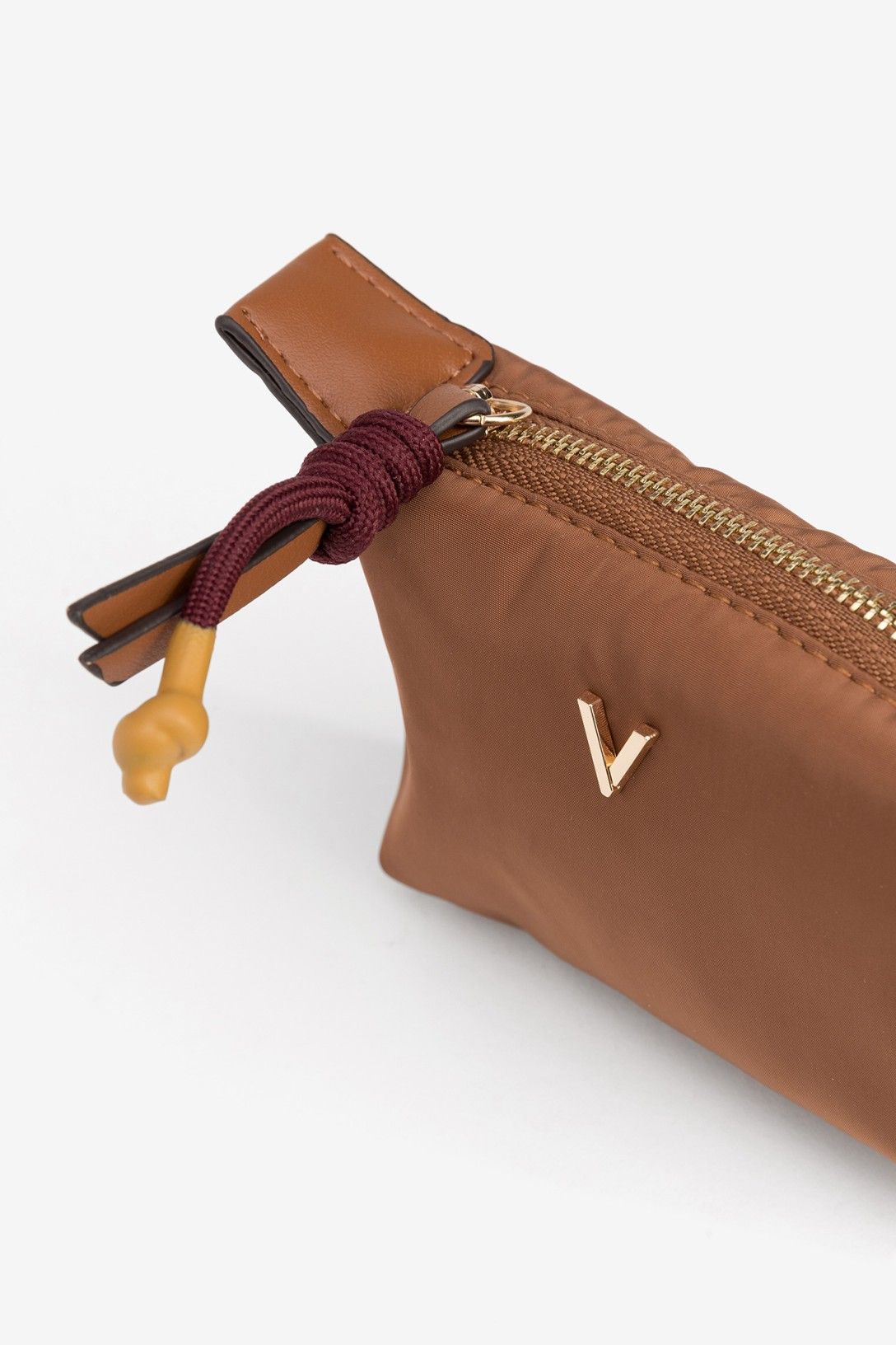 Monedero multiusos camel Vilanova con cremallera, logo dorado y detalle de cordón decorativo.