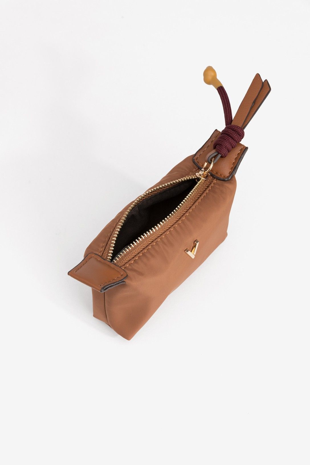 Monedero multiusos camel Vilanova con cremallera, logo dorado y detalle de cordón decorativo.