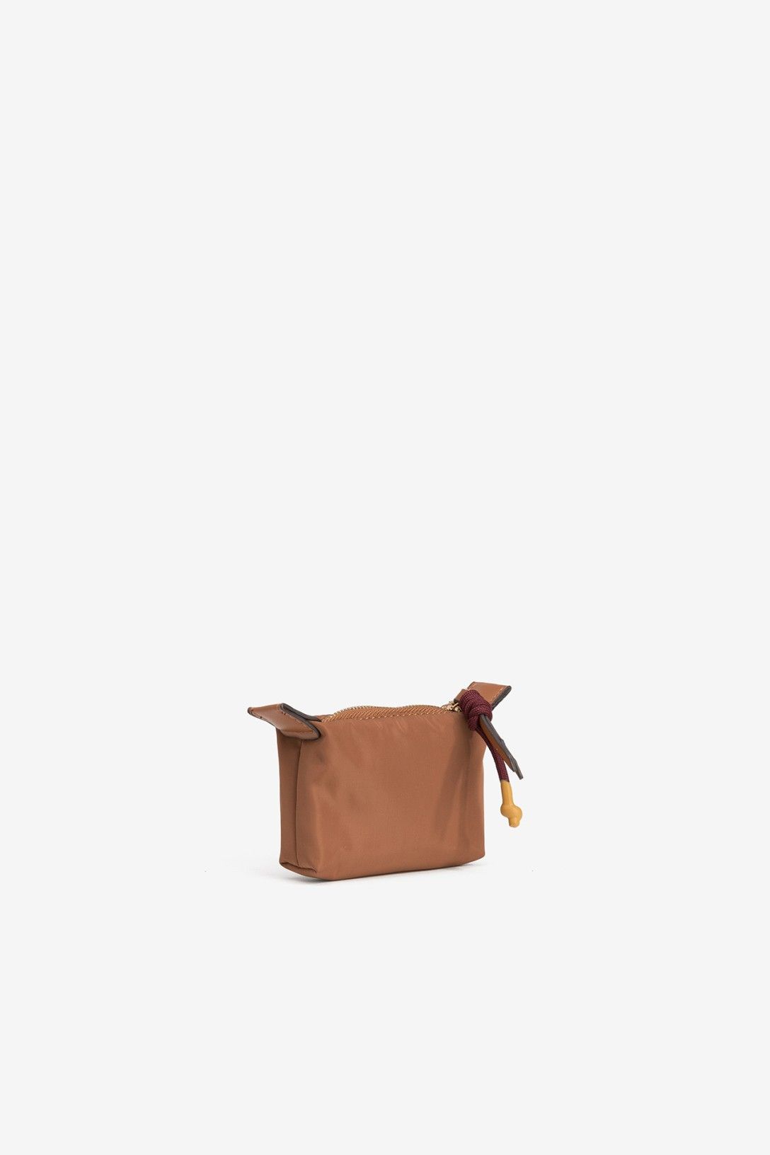 Monedero multiusos camel Vilanova con cremallera, logo dorado y detalle de cordón decorativo.
