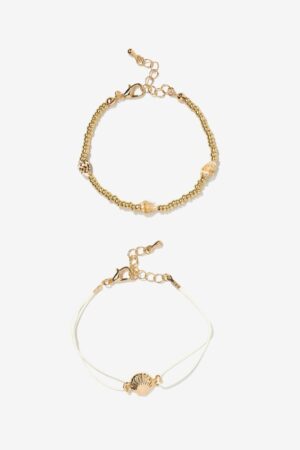 Pack de pulseras Vilanova dorado con conchas, cuentas metálicas y cordón blanco ajustable.