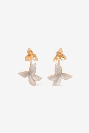 Pendientes largos de Vilanova con flor dorada y flor esmaltada en tono blanco nacarado.