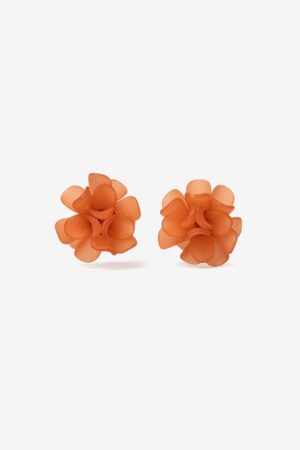 Pendientes de Vilanova con diseño de flor en color coral y acabado translúcido.