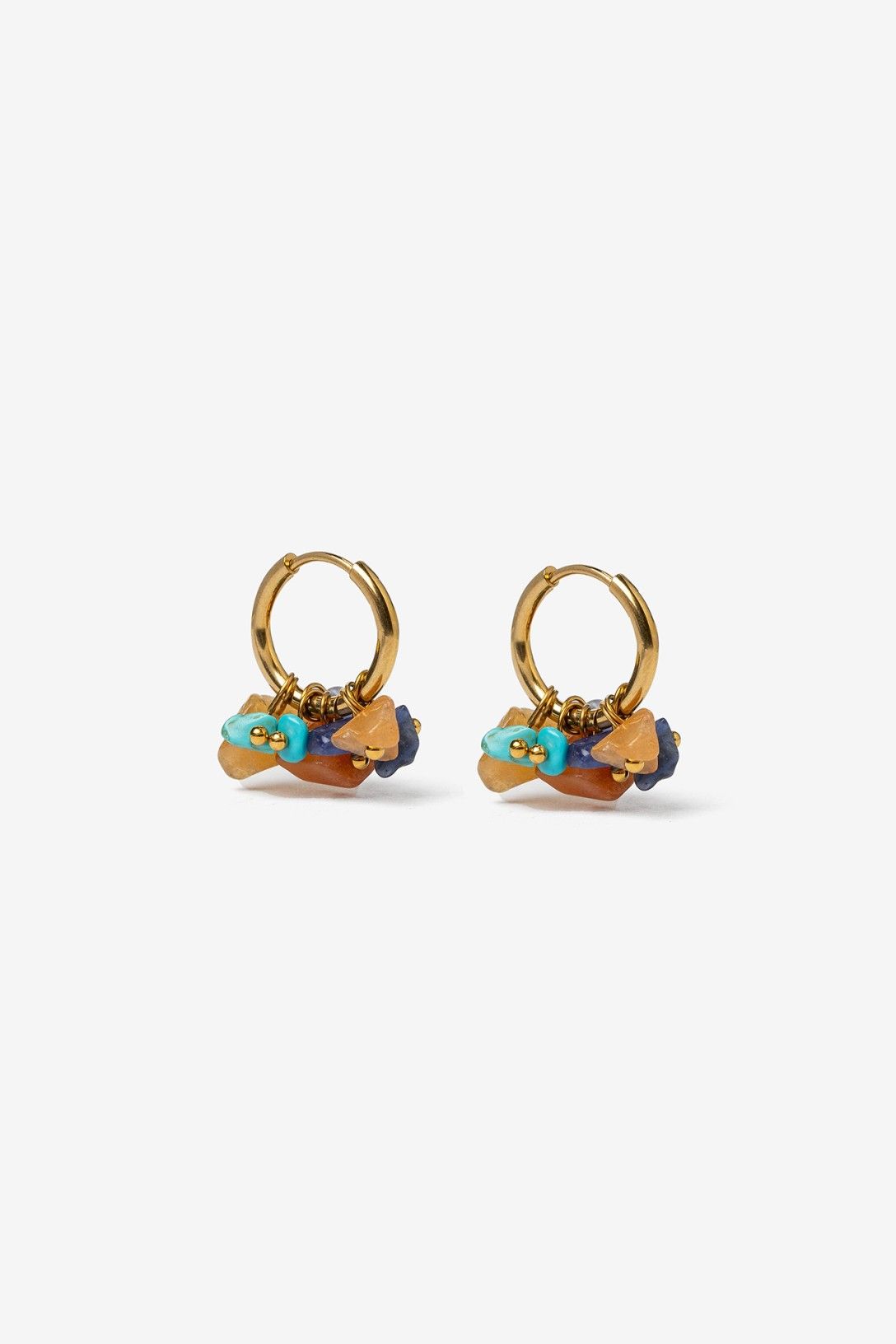 Pendientes pequeños Vilanova dorados con aro y abalorios de colores.