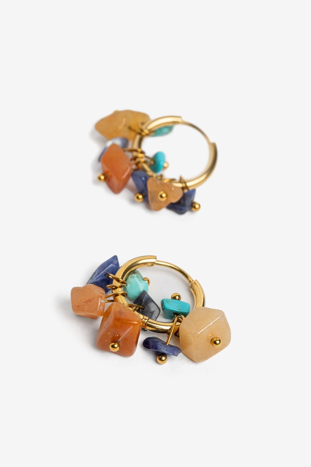Pendientes pequeños Vilanova dorados con aro y abalorios de colores.