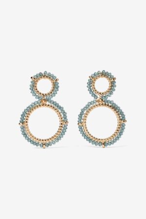 Pendientes largos de Vilanova con doble aro dorado y cuentas verdes tipo cristal.