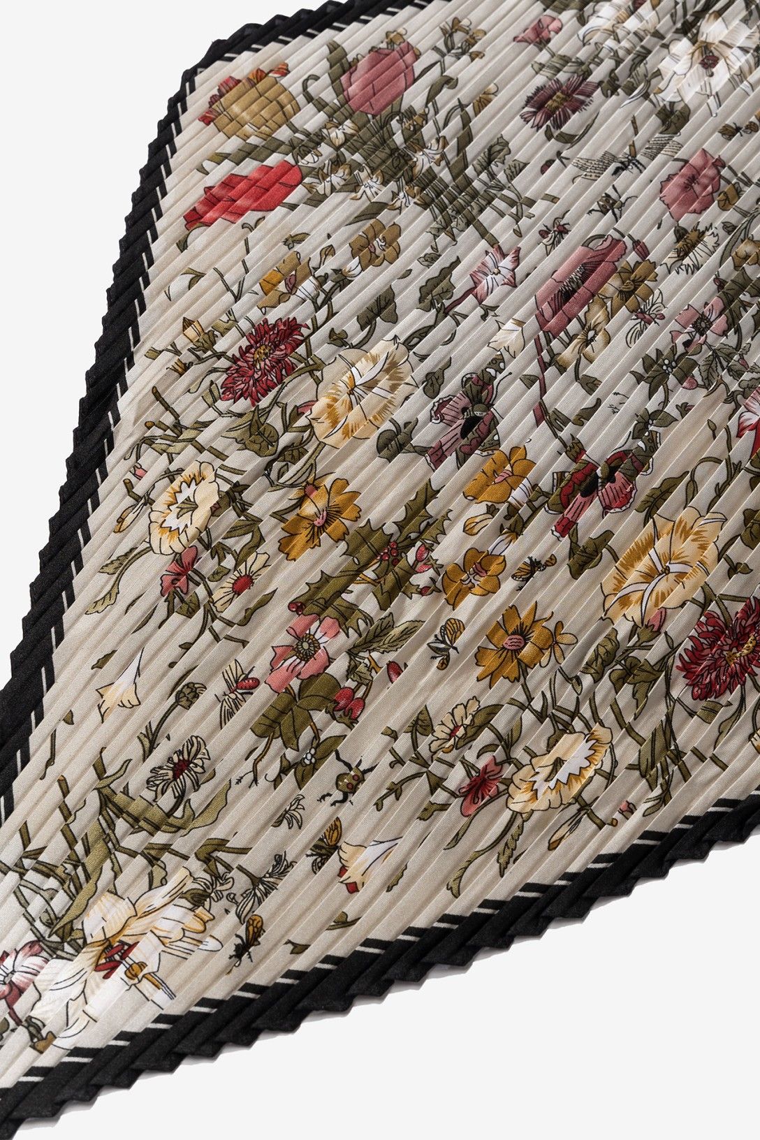 Bandana floral plisada Vilanova para mujer con estampado de flores sobre fondo claro y borde negro en contraste.