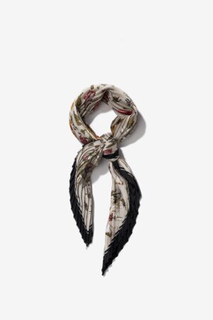 Bandana floral plisada Vilanova para mujer con estampado de flores sobre fondo claro y borde negro en contraste.