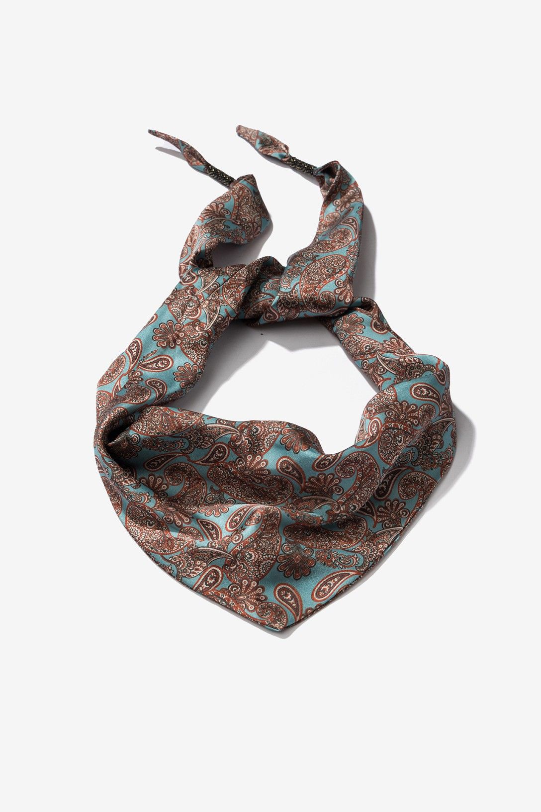 Bandana estampada paisley de Vilanova en tonos azul aguamarina y marrón con detalle decorativo de cuentas negras en los extremos.