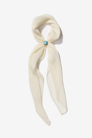 Bandana Plisada Crudo con Broche Floral Vilanova